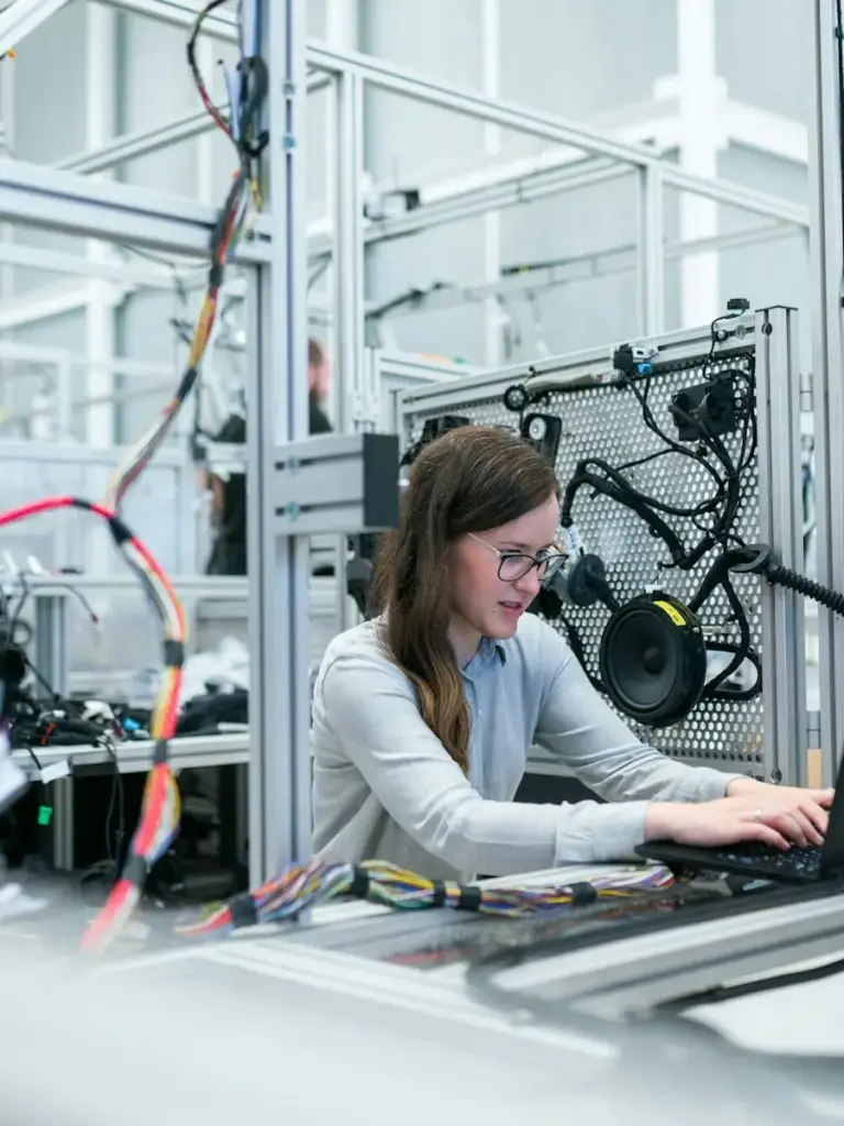 Ingenieurin am Laptop in einem Elektroniklabor