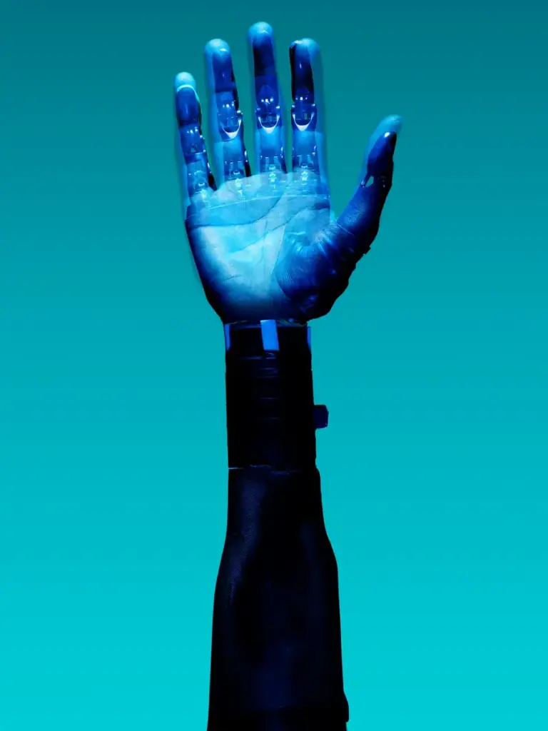 Robotische Handprothese vor türkisem Hintergrund