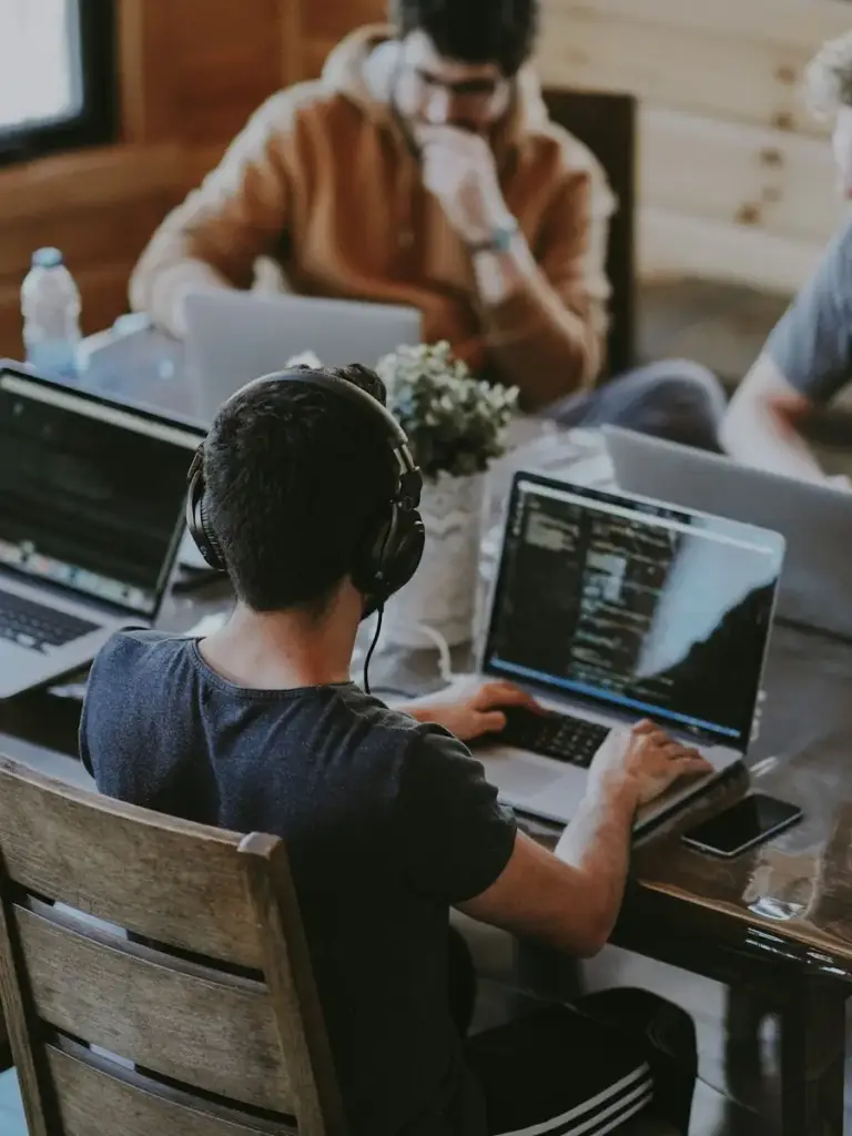 Softwareteam arbeitet gemeinsam an Laptops