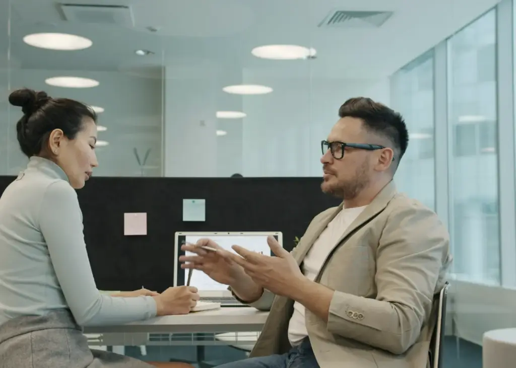 Gespräch mit einem potenziellen Geschäftspartner am Besprechungstisch