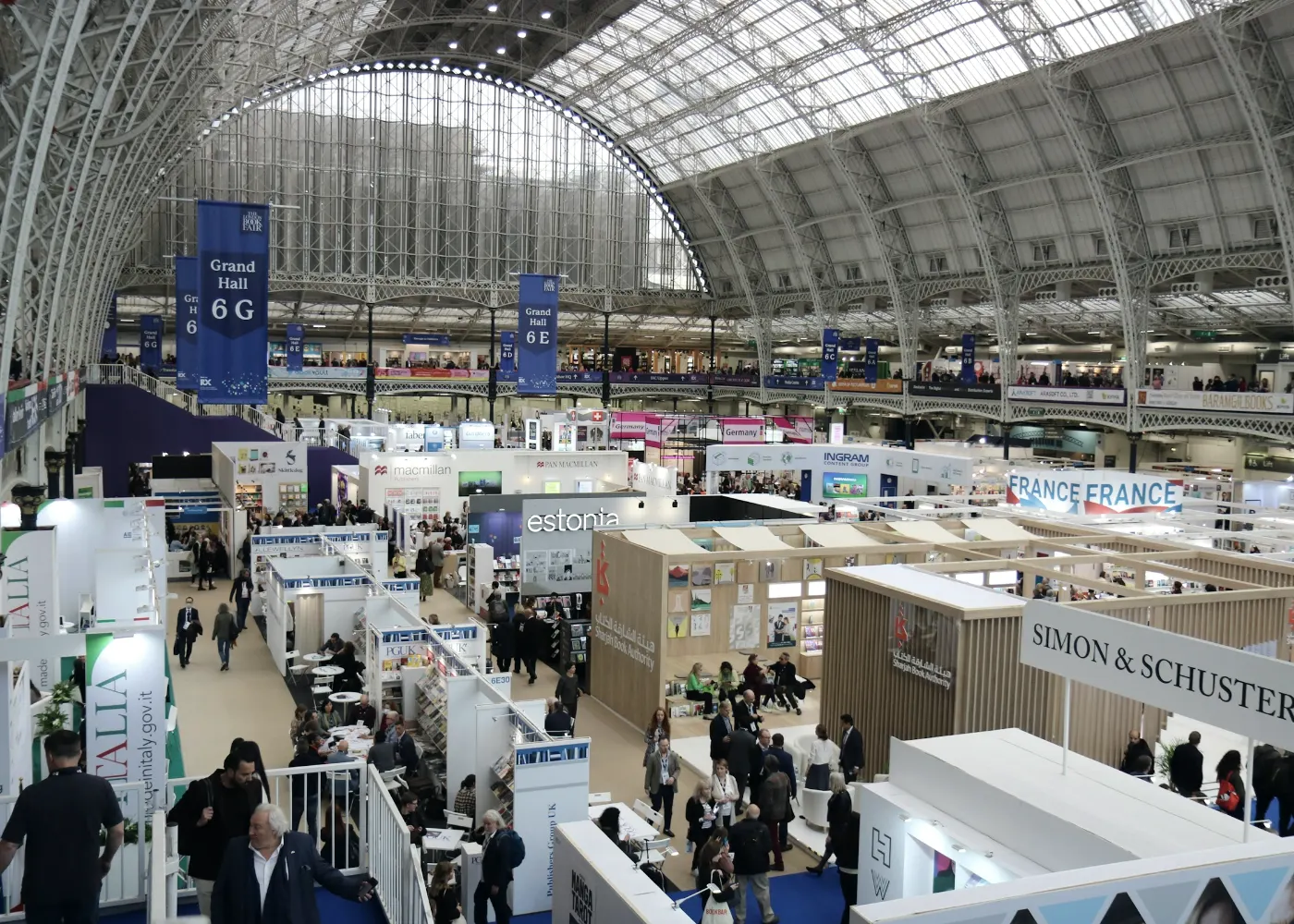 Fachmesse mit zahlreichen Ausstellern und Besuchern